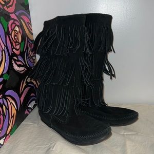 Minnetonka 3 tier fringe boot black